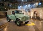 poslední vyrobený Land Rover Defender odkazující na nejstarší dochovaný model HUE 166